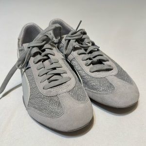 Never-worn Vintage Puma Women’s Size 10 gray shoes